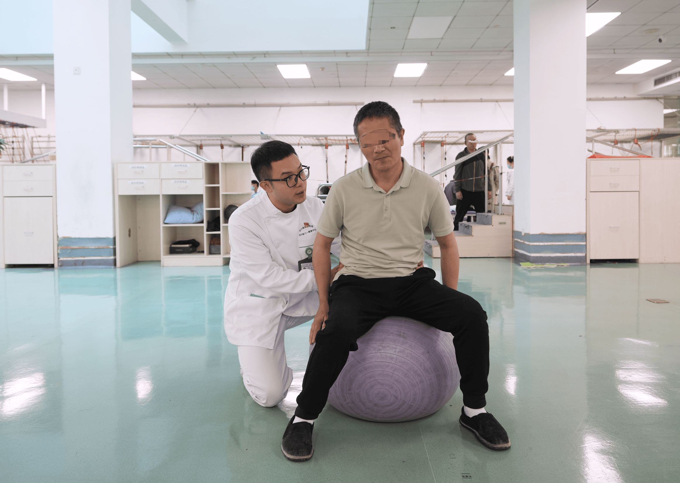 帕金森的其他治疗包括中药,针灸和康复训练等,对病人进行认知,语言