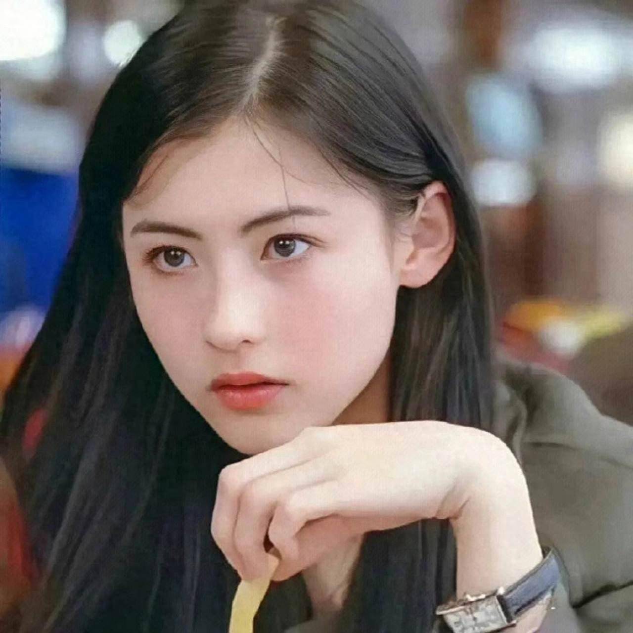 年轻时使劲糟蹋自己的美貌,私下烟酒都来,各种夸张的减肥,还去玩冲浪