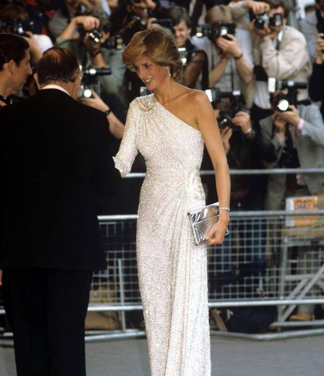 戴安娜穿白色服装好看吗看完这组老照片你就知道了