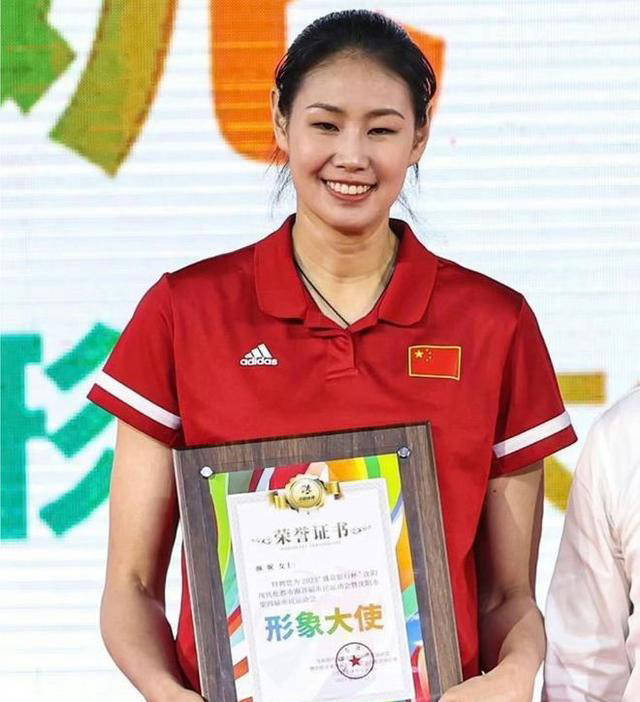 辽宁女排的训练场地,穿着训练服亲自指导队员,展现出颜妮的敬业精神