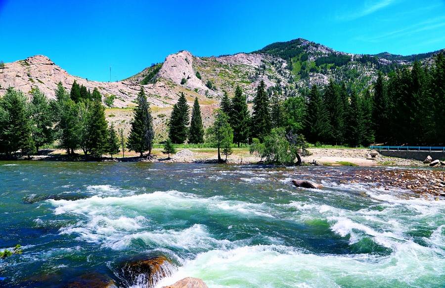 新疆旅游攻略,3分钟了解吃住行_沙漠公路_景区_喀纳斯