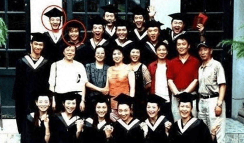 他是靳东同班同学,娶过郝蕾爱过王珞丹负了殷桃,后娶小10岁的她