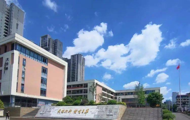 长沙县天华中学作为一所新建的学校,成立于2018年,由长沙县经开区与