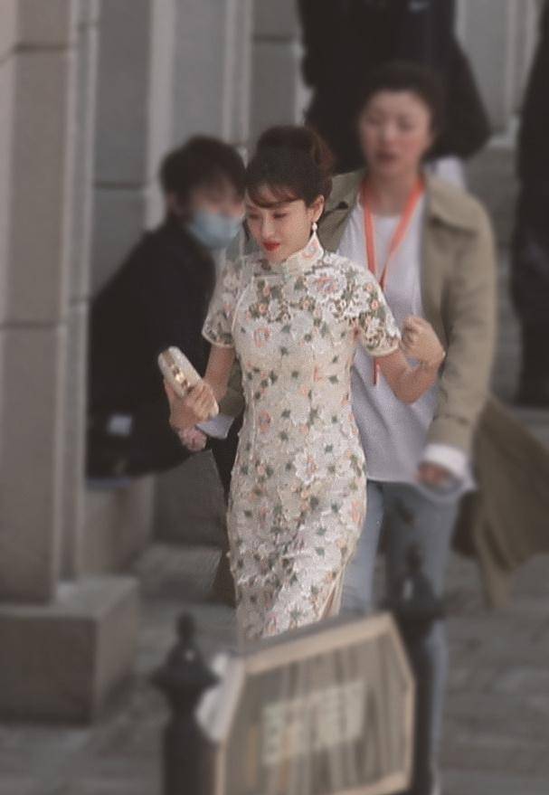 林小宅街拍路透照曝光穿旗袍身材窈窕美得明艳又娇俏