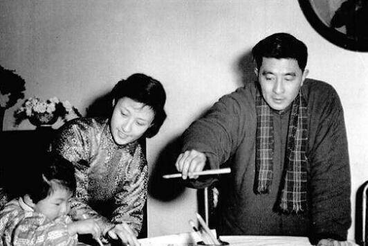 而在1952年的时候,周璇曾与唐棣生下一子——周伟,1957年周璇病逝以后