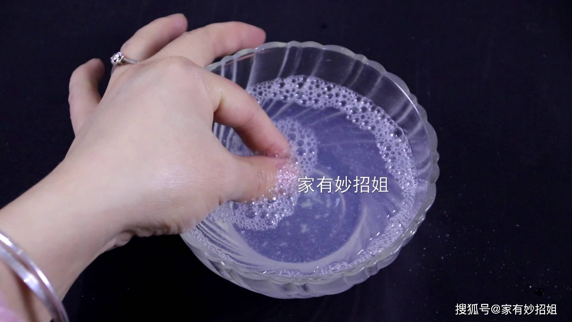 手被502胶水粘住怎么办?别急,只需滴一点,胶水立马融化不伤手