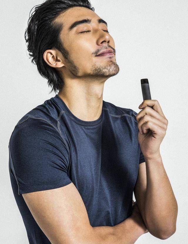 原创大长脸粗胡茬曾经丑模的他竟帅成国际范还成荧屏霸道总裁