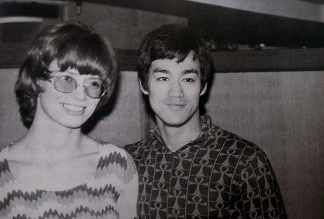 好在,李小龙当时早已经结婚,妻子琳达·埃莫瑞也为其生下了一儿一女.