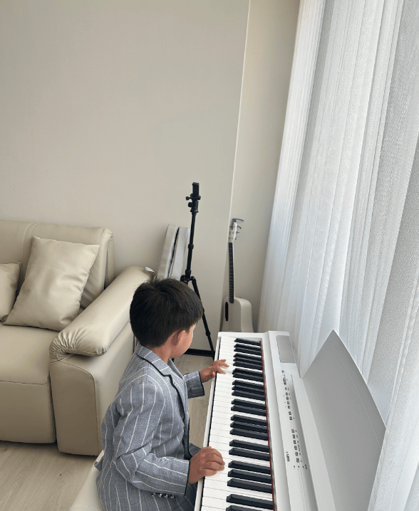 原创苏醒4岁儿子弹钢琴小小苏穿西装头顶呆毛从长相到肤色都随爸