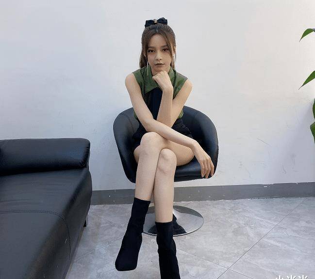 为了不抢新娘风头沈梦辰低调穿牛仔短裤美腿却亮瞎全场