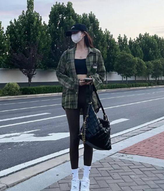 鲨鱼裤穿出门不想显尴尬怎么搭配上衣既高级又洋气