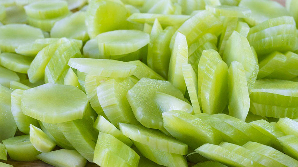 原创4月大量上市1元1斤遇到买20斤晒干炒肉吃比新鲜的好吃多了