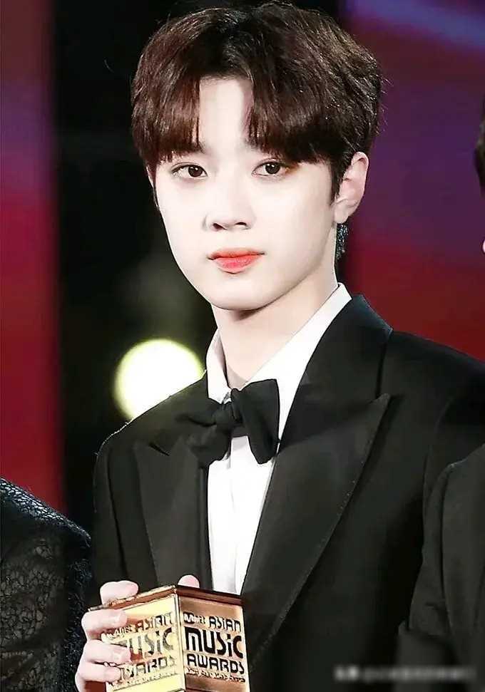 来看看奶油小生赖冠霖阳光帅气让人眼前一亮