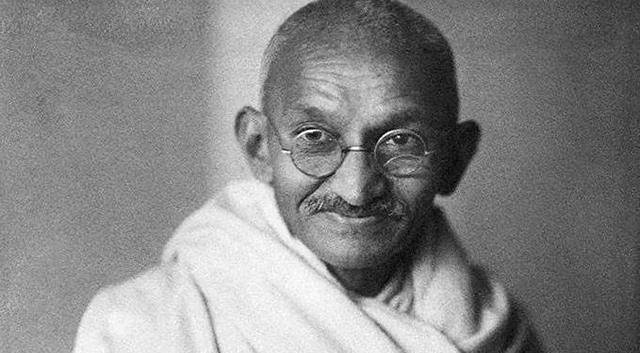 甘地认为:"一个人征服奇妙的情欲,比武力统治世界还要困难.