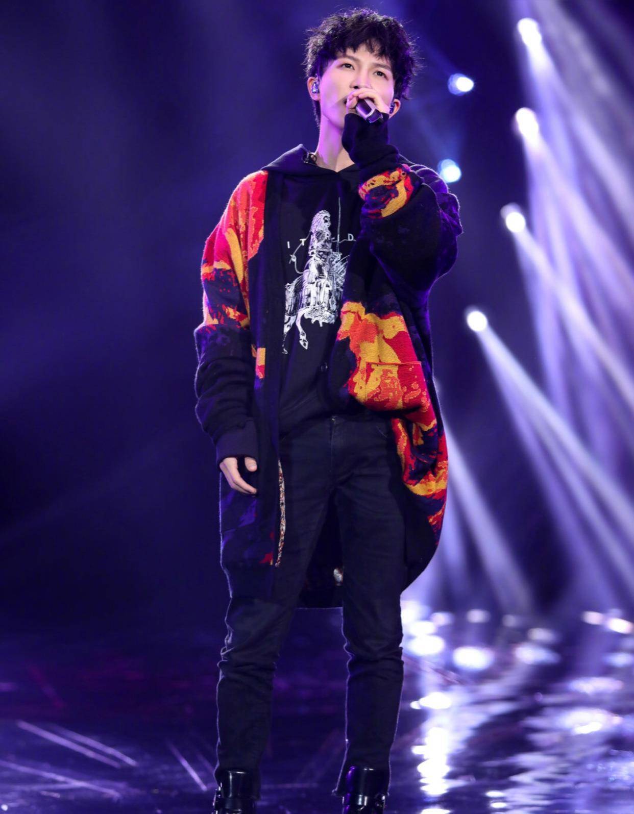 歌手预告照来袭华晨宇挑战裙裤酷炫黄霄云花朵纱裙优雅