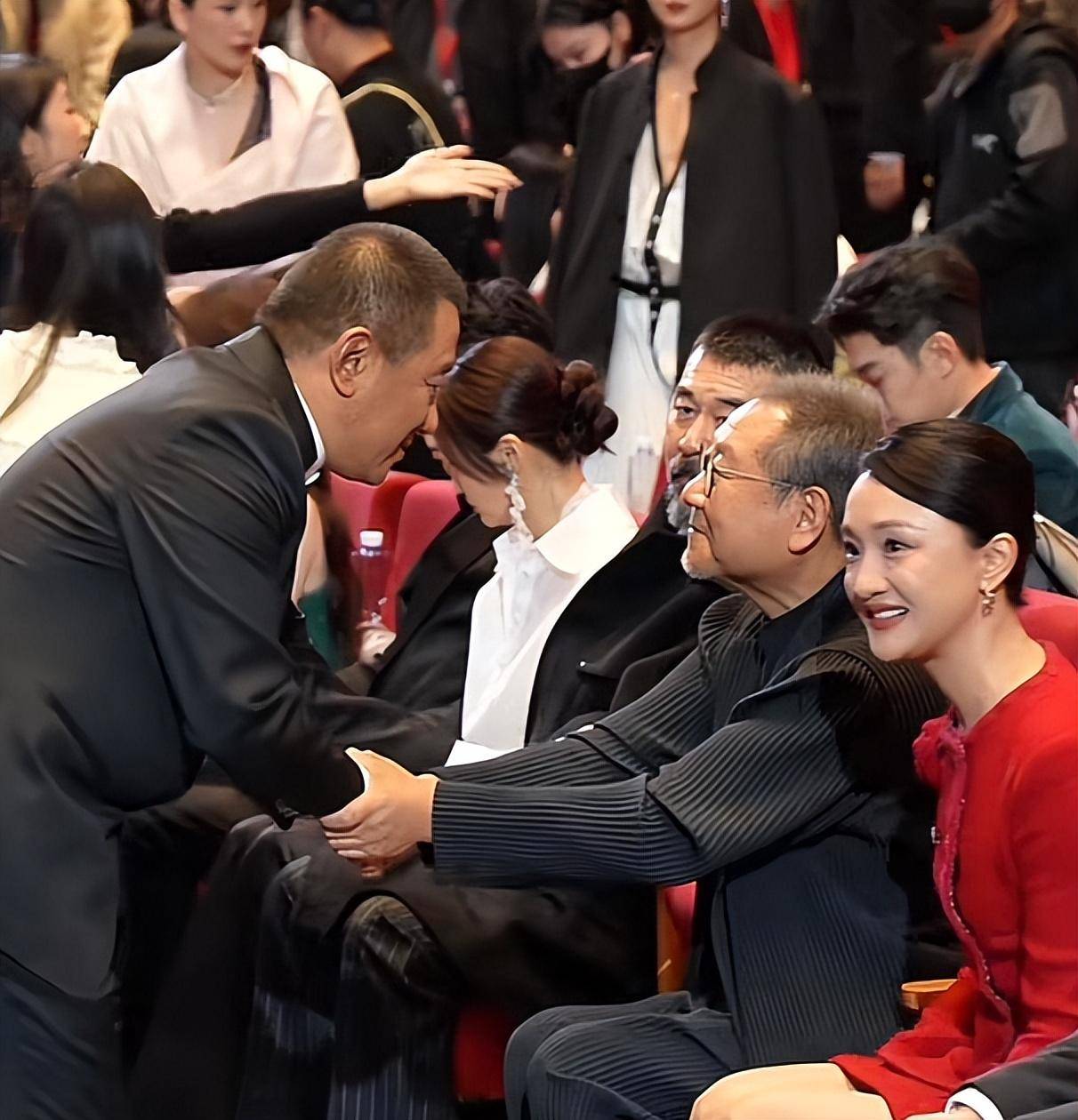 好家伙65岁丁勇岱和53岁陈建斌同框谦卑和不羁的差距一目了然