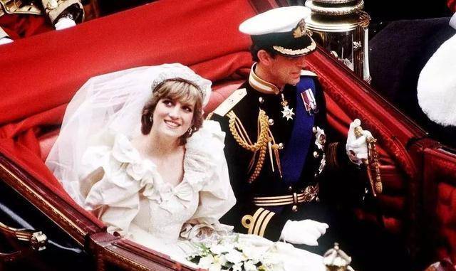 嫁给查尔斯14年戴安娜王妃做过什么为何英国人那么喜欢她