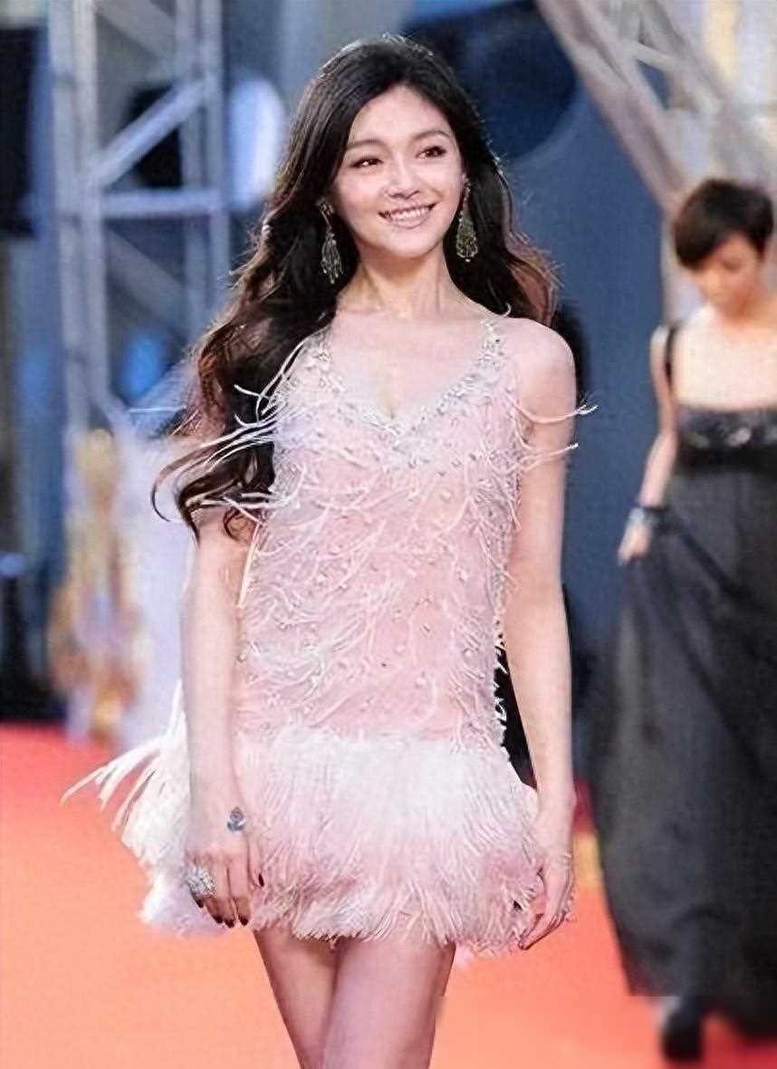大s,原名徐熙媛,是一位备受尊敬的台湾女艺人,同时也是时尚界的常客.