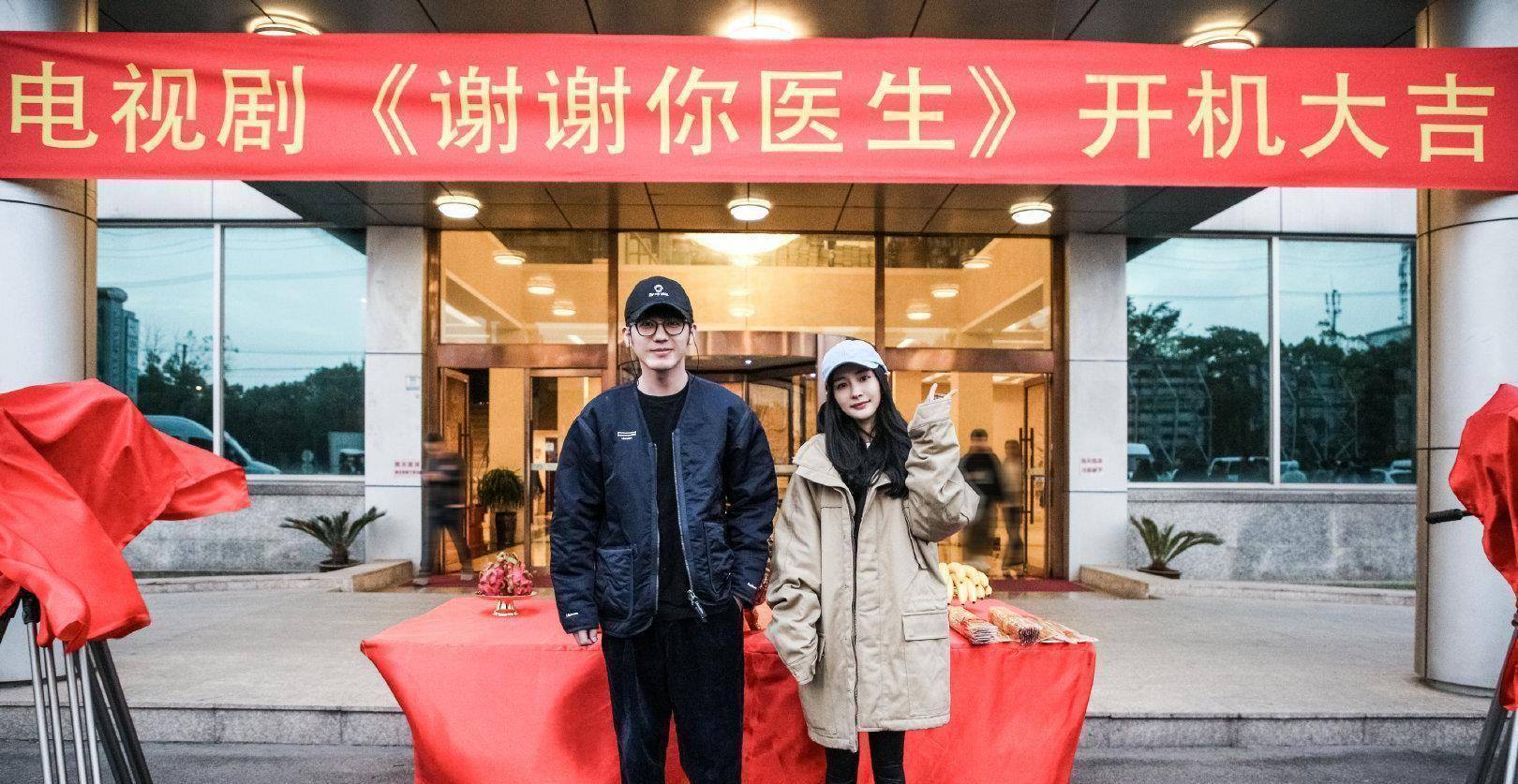 首先,她必须回到剧组与白宇继续拍摄电视剧《谢谢你医生》.