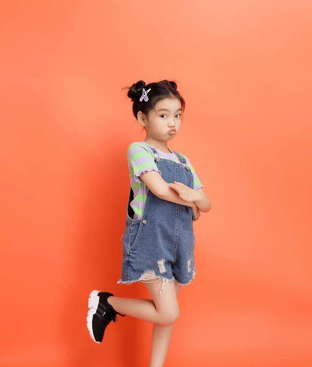 原创7岁阿拉蕾近照大变样娃娃脸瘦成鹅蛋脸你们还能认出她来吗