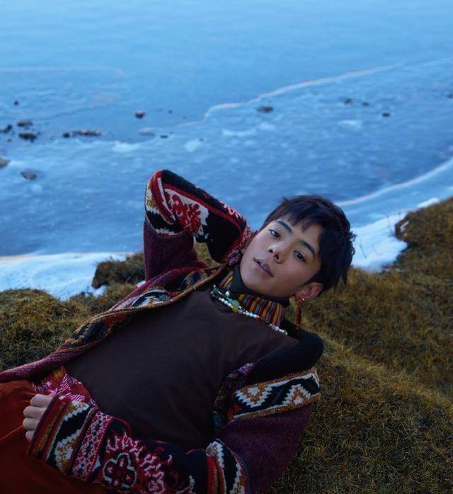 丁真首套大片曝出,表现力却胜过众明星,他成功跨入时尚圈_网络_家乡_