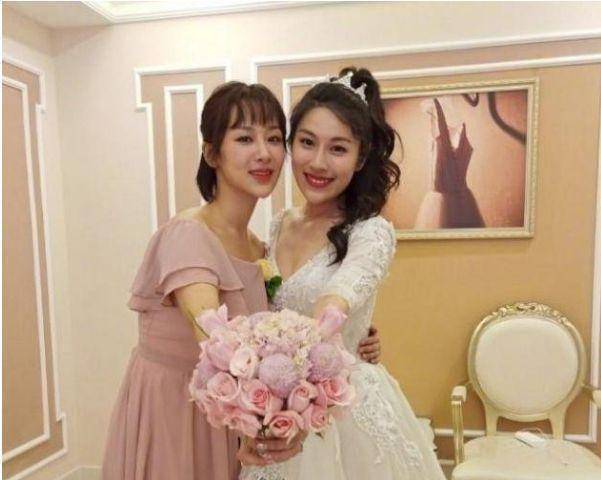 当明星参加婚礼姚晨接地气赵露思没包袱谁注意到杨紫的裙子