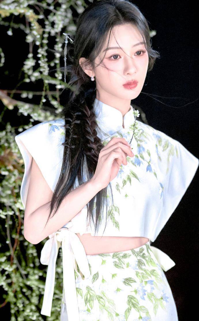 原创杨紫又瘦了路人生图曝光尖下巴抢眼穿牛仔裙现竹竿腿终于惊艳