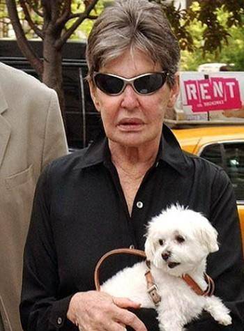 2007年身家40亿的美国富婆去世4个孙子分到的遗产不如一条狗