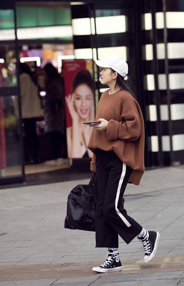 原创冬季街拍时髦的美女穿衣搭配不拘一格女人味十足
