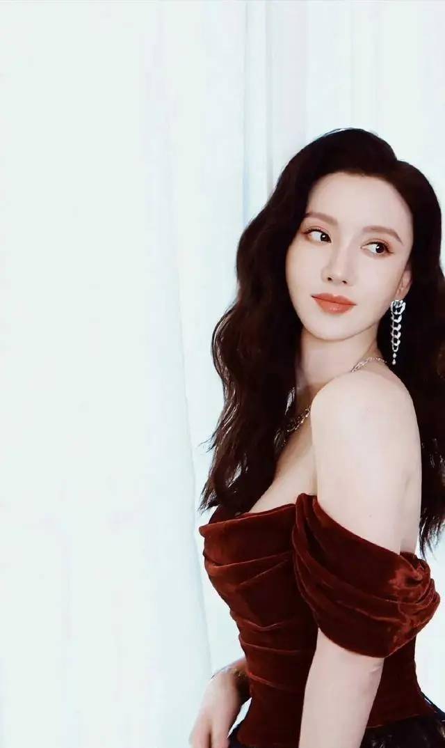 原创张萌如此多娇引无数英雄竞折腰