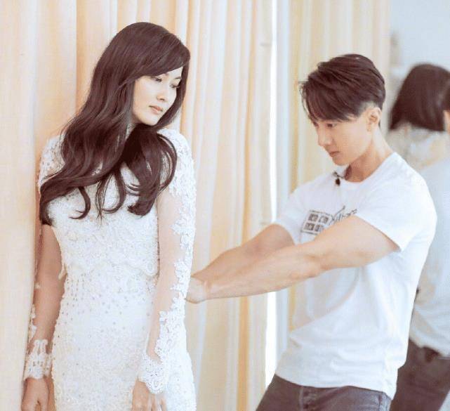 有种爱情叫吴尊林丽吟,试婚纱时候吴尊亲自为老婆绑衣带,这一幕被记录