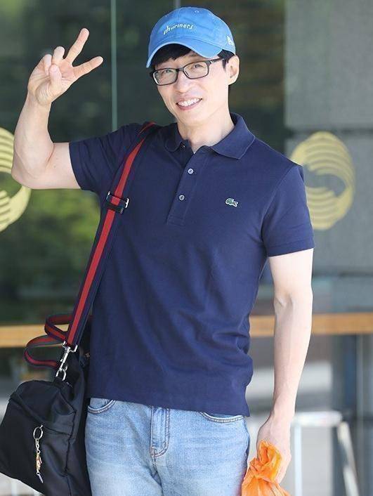 当那些经常戴眼镜的明星摘下眼镜网友纷纷直呼这差别太大了吧