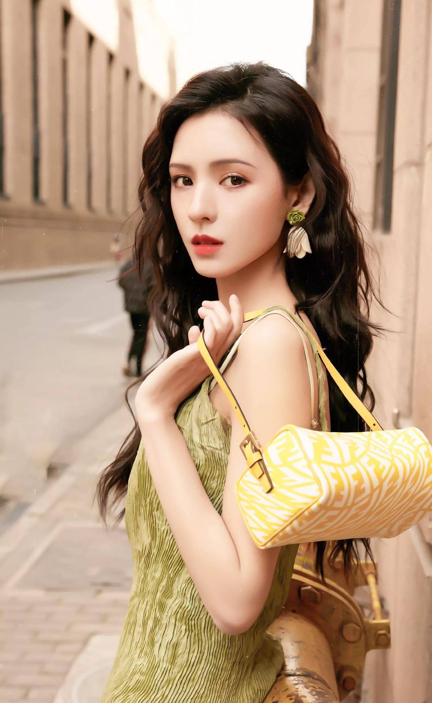 张予曦是毕业于北京服装学院的科班外演员,梦想是成为明星.