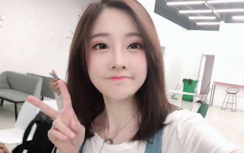 冯提莫参加综艺节目,却意外遭遇咸猪手,被知名主持人