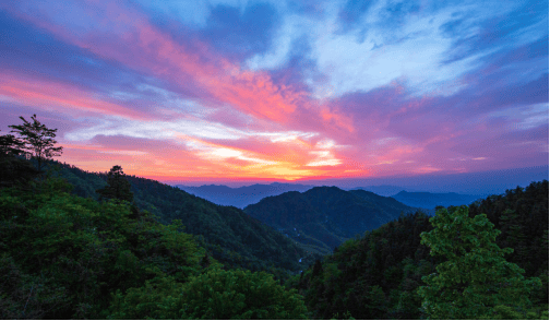 钓鱼台水库位于大别山南麓,这里风景秀丽,水质优良,周边青山起伏,环环
