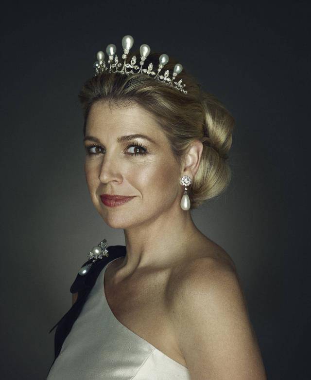 50岁荷兰王后有钱任性珠宝王冠不重样的戴奢华程度不输英女王