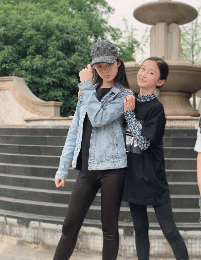 不得不说认真穿搭的裴佳欣还是很有少女本色的,当