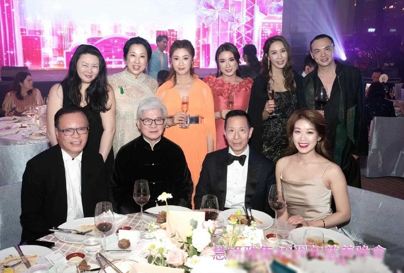 66岁朱玲玲与40岁儿子霍启山同框朱玲玲风采依旧儿子帅气不减