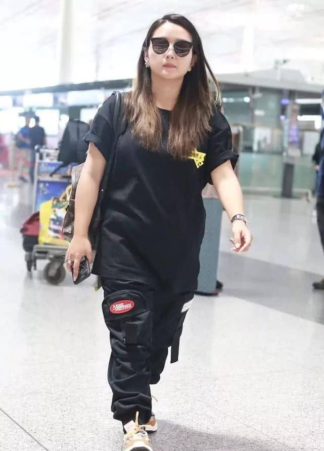 被槽p图后,何洁大方素颜拍照展现真实身材,这颜值难