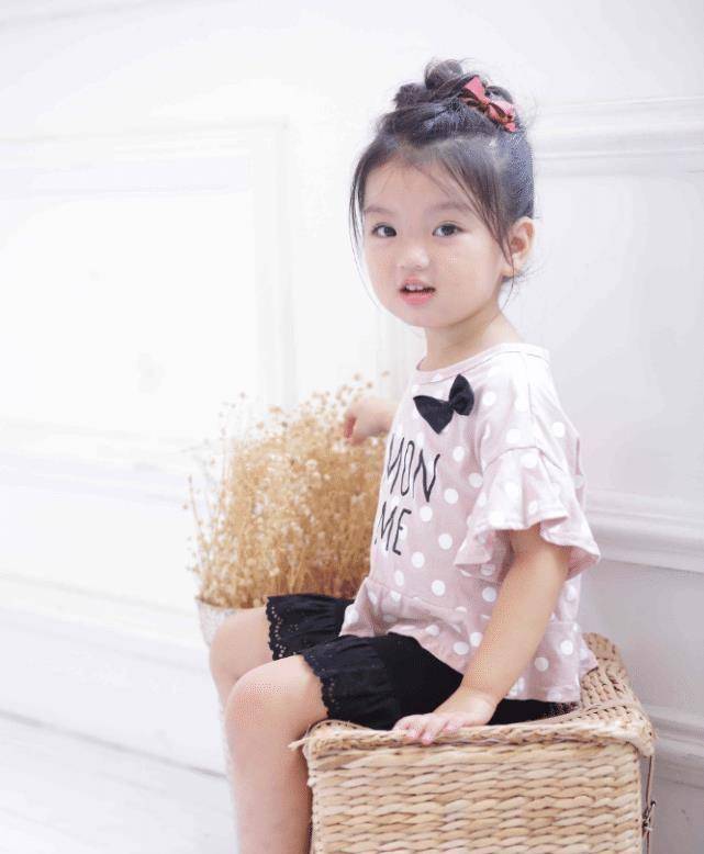 原创7岁阿拉蕾近照大变样娃娃脸瘦成鹅蛋脸你们还能认出她来吗