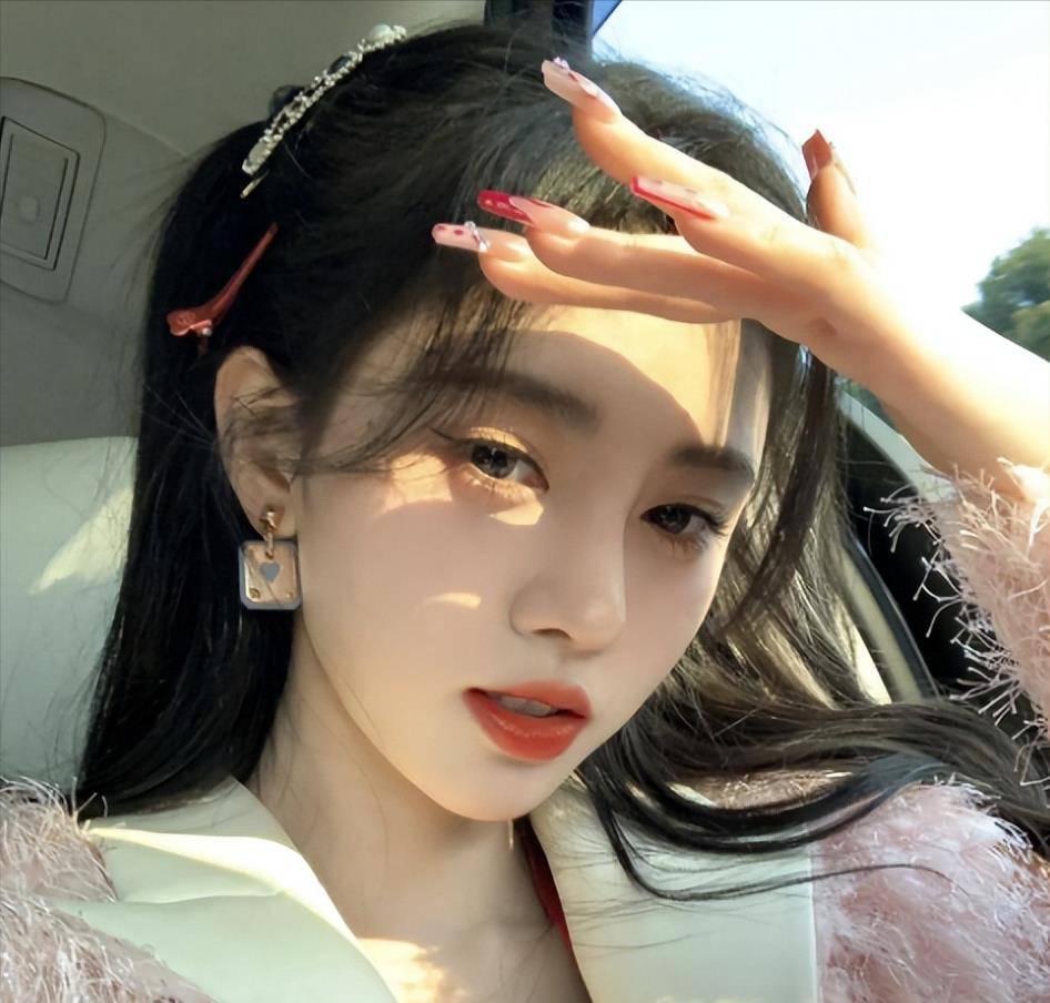 不过,在面对前后强烈的对比,鞠婧祎对于整容也是三缄其口,从不回应