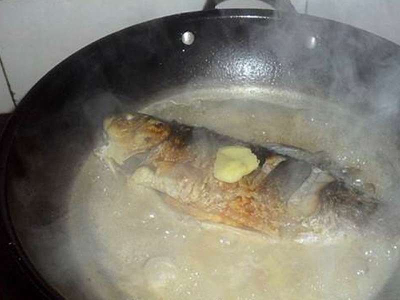 炖鲫鱼汤时有人焯水有人直接炖都不对这才是鱼汤的正确做法