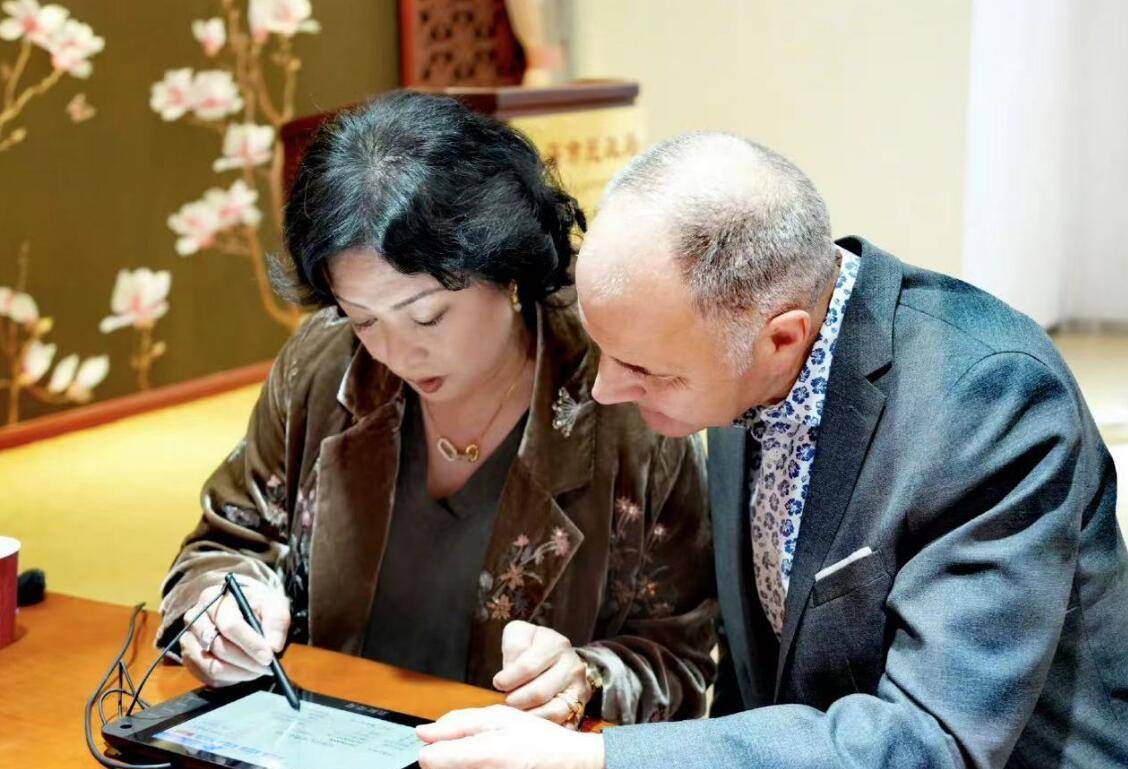 汉斯穿着西装陪伴着他的妻子. 两人同框真是幸福极了.