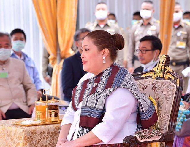 38岁泰国公主200斤大胆穿紧身连衣裙五官精致笑容自信迷人