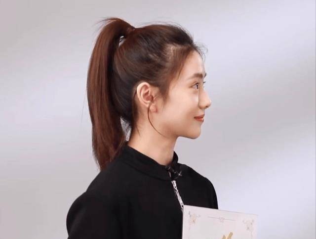 原创新谋女郎获年度最具潜力演员穿小黑裙拿红花笑靥如花像章子怡