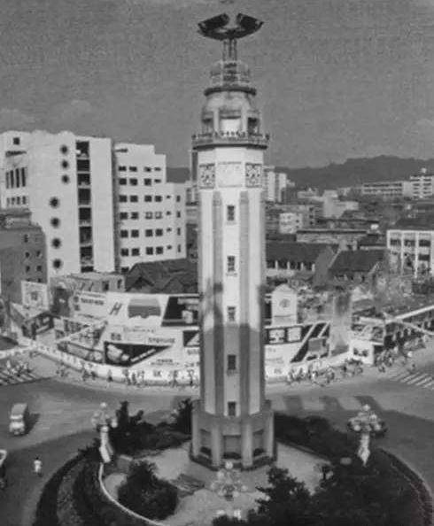 这座由刘伯承元帅亲自题名的解放碑,是重庆城最重要的组成部分,也是