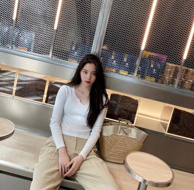 原创欧阳娜娜解锁拍照新技巧黑t恤配健美短裤和洗衣机合照好酷