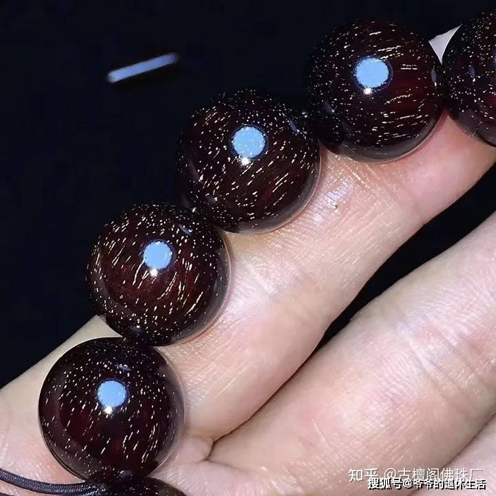 紫檀粗金星)当今紫檀手串作为普通的消费品 ,可以让更多的人拥有红木