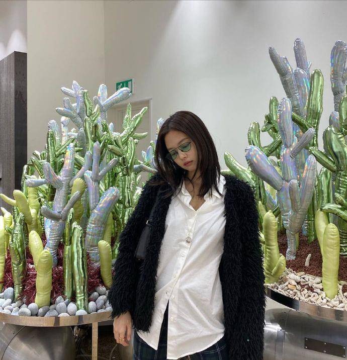 人间香奈儿jennie爆近照针织衫配皮裤真不是一般人能驾驭