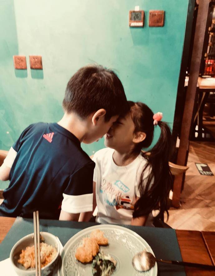 刘畊宏给三个孩子做炒蛋被问为什么小泡芙的盘子里比较多